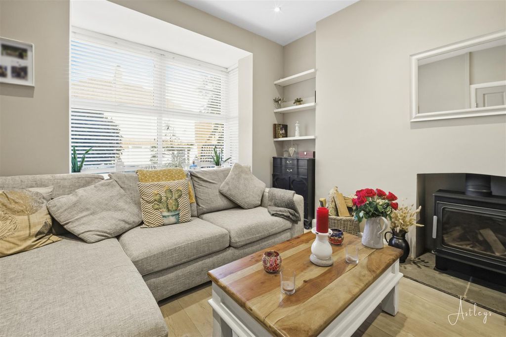 Property photo 2 of 16 Lounge