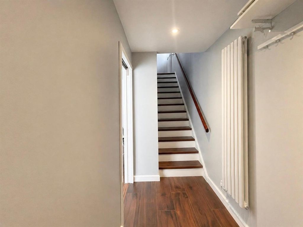 Property photo 3 of 18 Entrance Hallway.Jpg