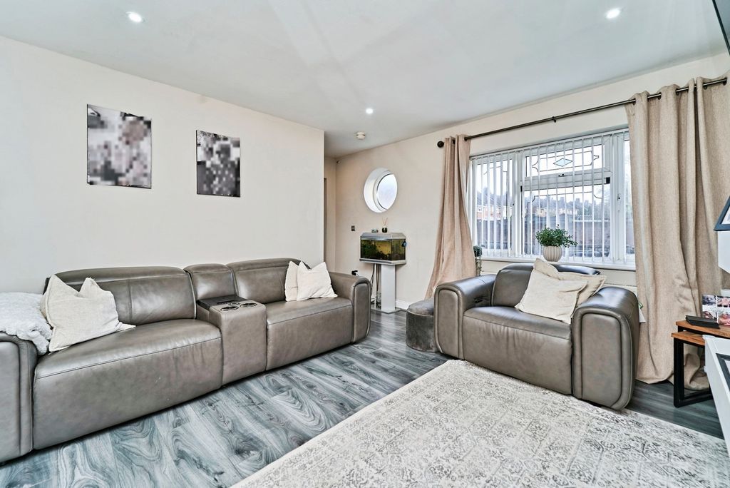 Property photo 3 of 17 Photo