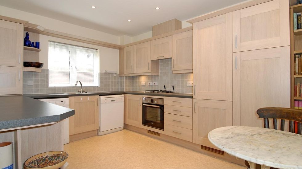 Property photo 2 of 5 3 Bartley Kitchenres