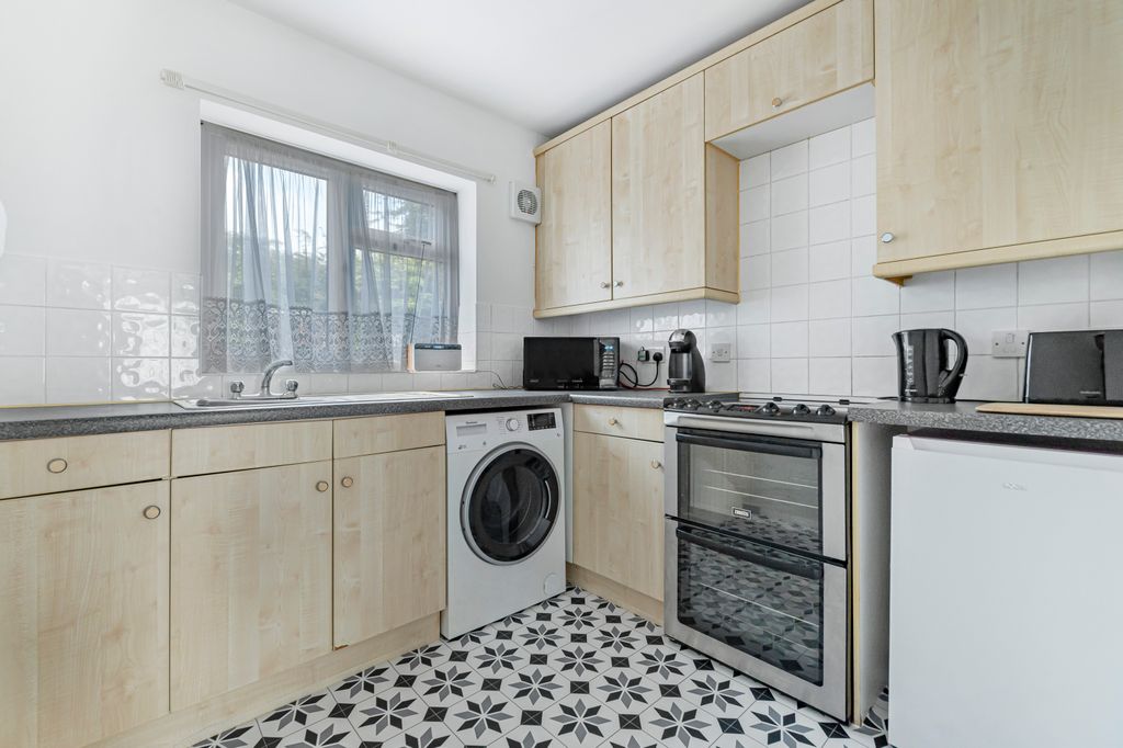 Property photo 3 of 13 Kitchen (2)