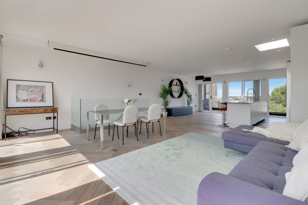 Property photo 1 of 20 Lounge