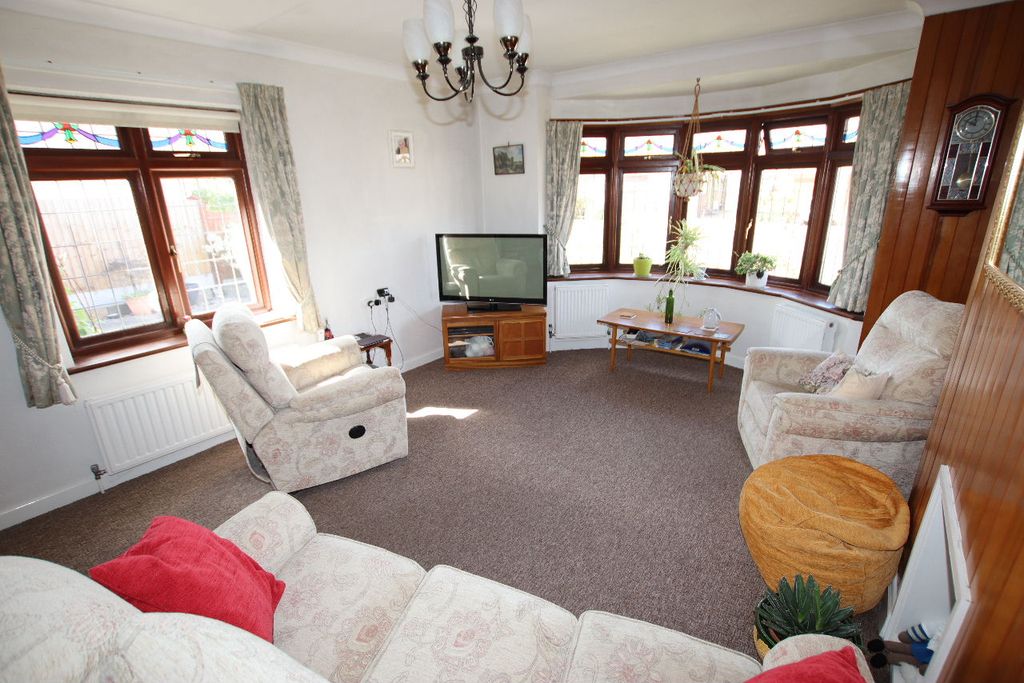 Property photo 3 of 21 Gainsford Avenue 31 - Lounge 1