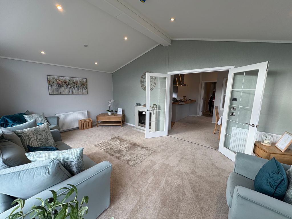 Property photo 3 of 12 Lounge