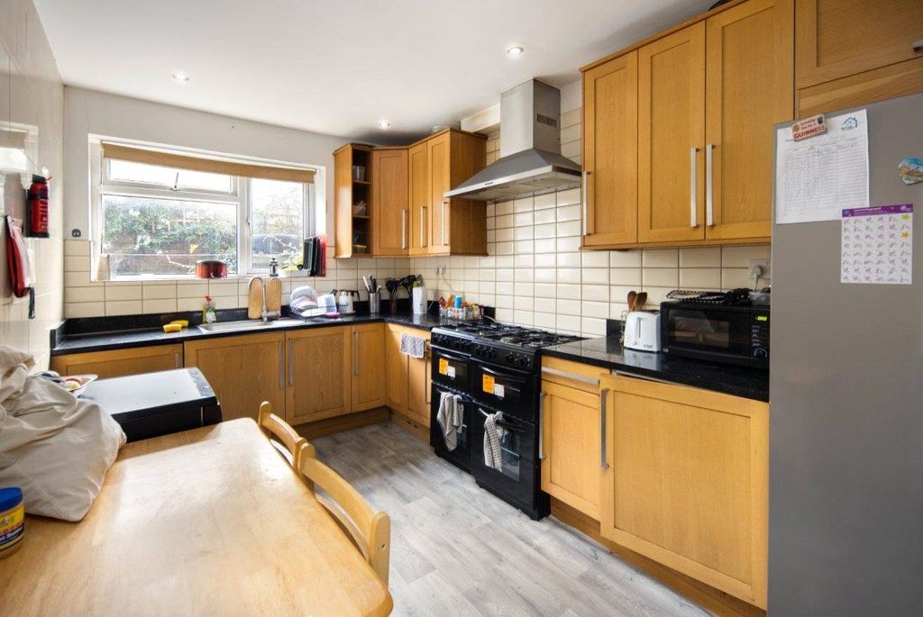 Property photo 2 of 25 Kitchen 1