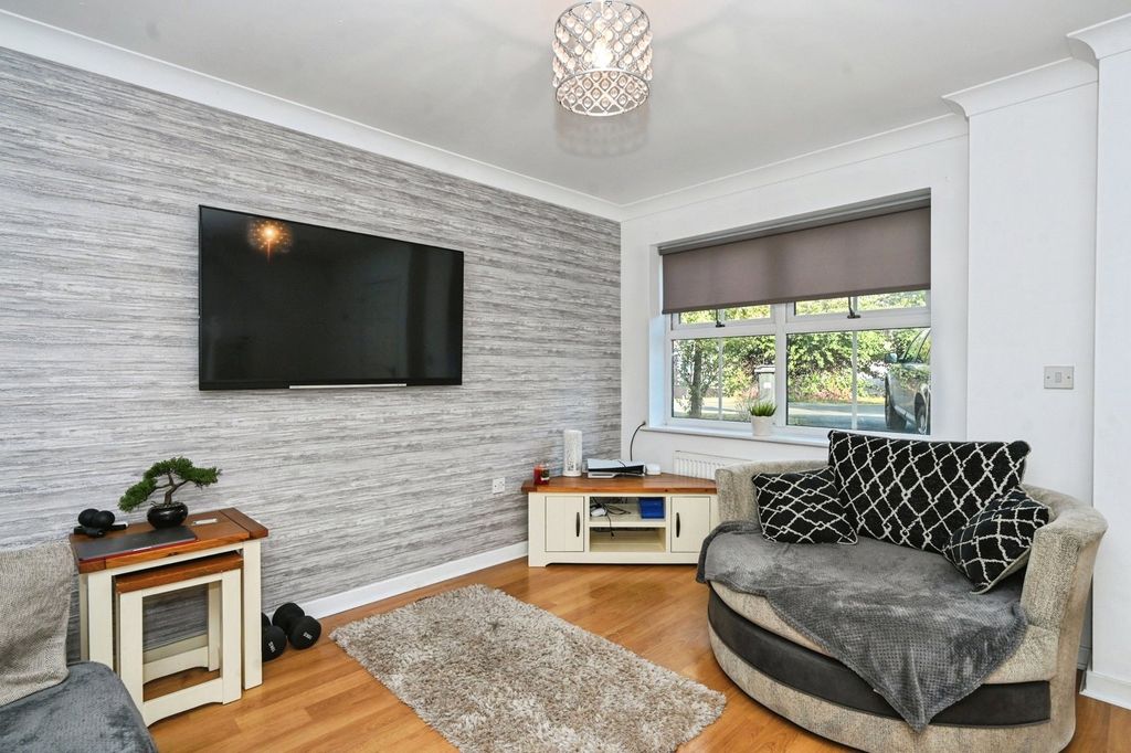 Property photo 2 of 17 Lounge