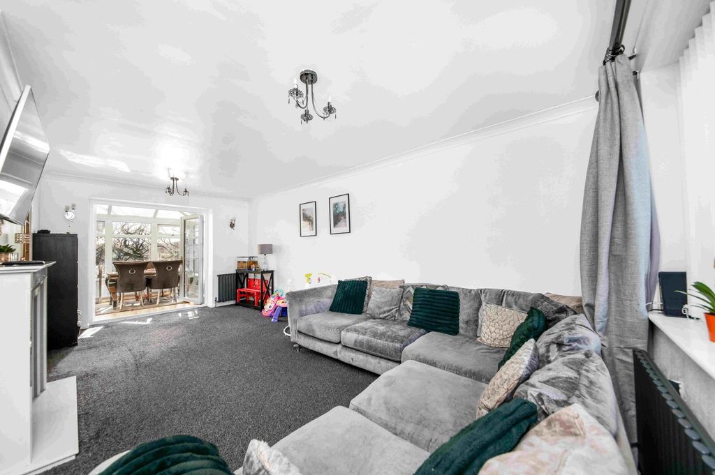 Property photo 3 of 18 Lounge