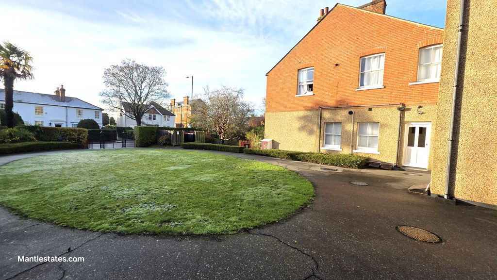 Property photo 1 of 12 1 Bed Flat For Sale St. Marthas Court, Wood Street, High Barnet En5