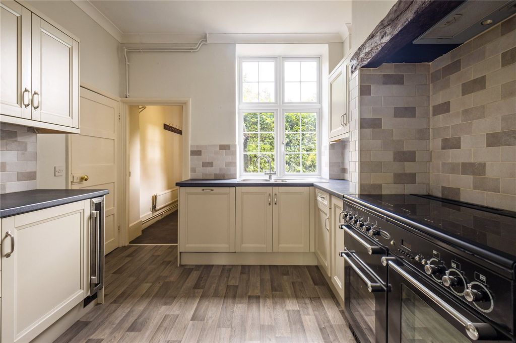 Property photo 3 of 30 House. Partnership