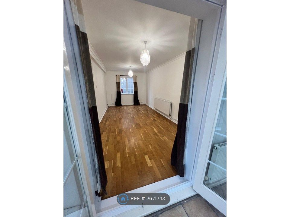 Property photo 3 of 11 Living Room