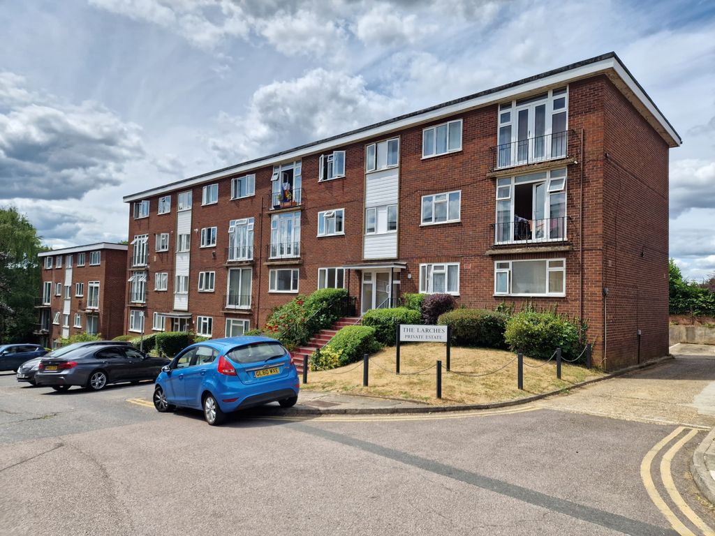 Property photo 1 of 19 A Very Well Maintained Two Bedroom Ground Floor Flat Available To Rent Located In The Larches, Off Old Bedford Road In Luton