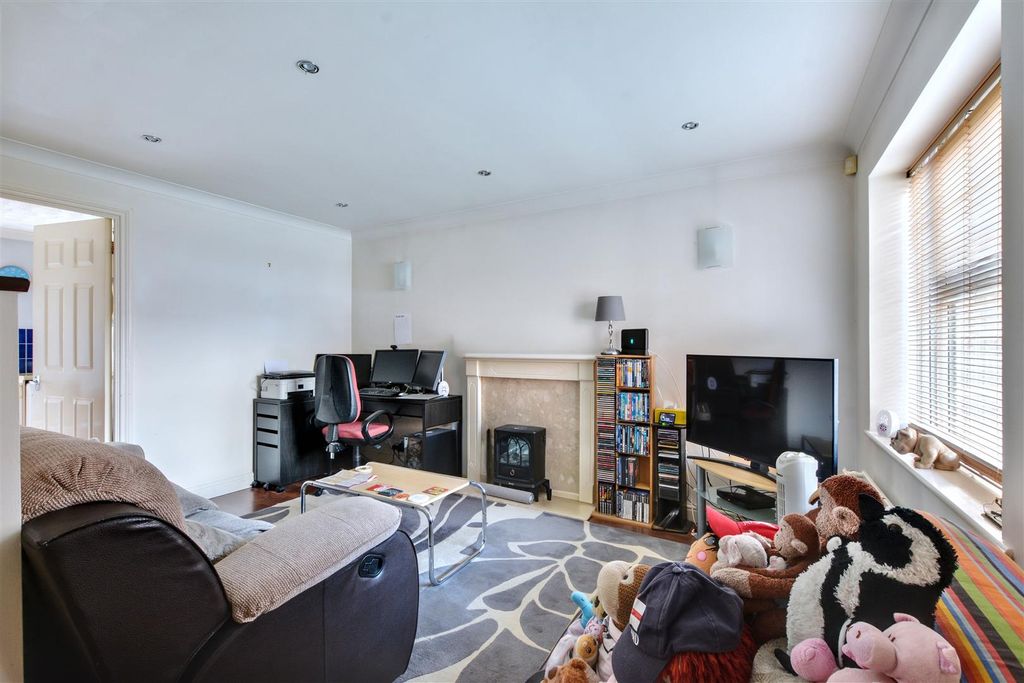 Property photo 2 of 16 Lounge