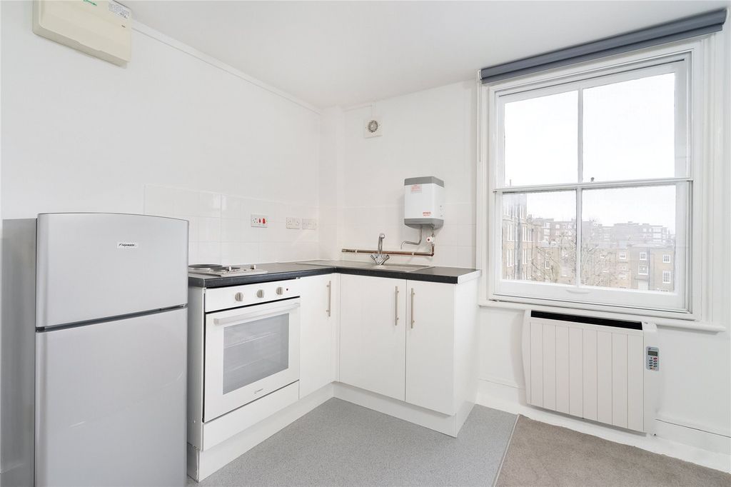 Property photo 1 of 7 Kitchenette