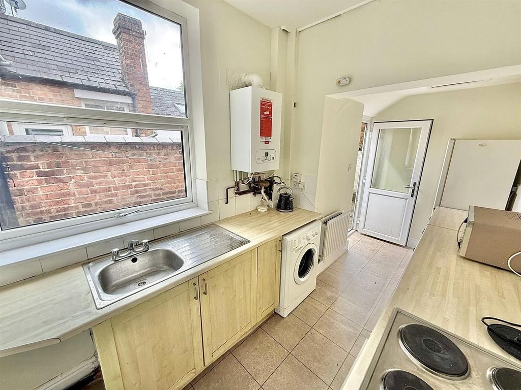 Property photo 3 of 10 Kitchen.Jpg