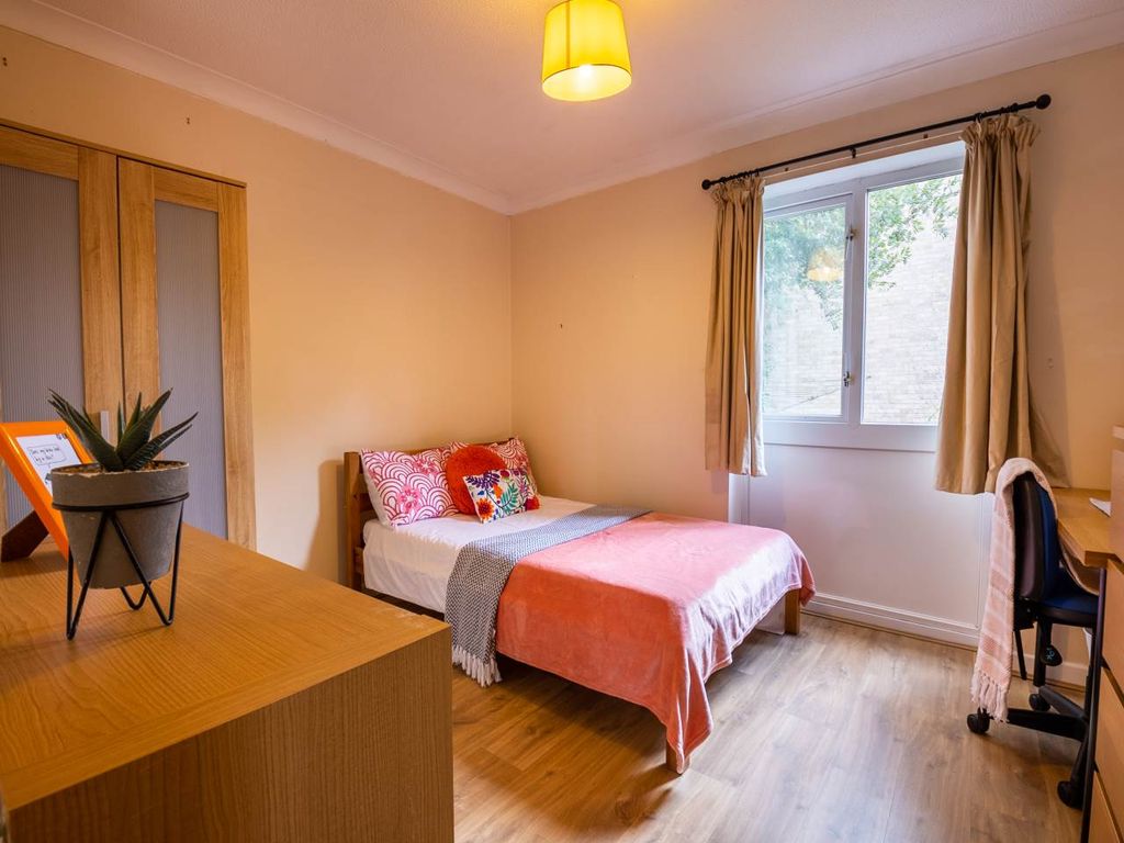 Property photo 2 of 19 1_Ulcombe_Gardens_Canterbury-17