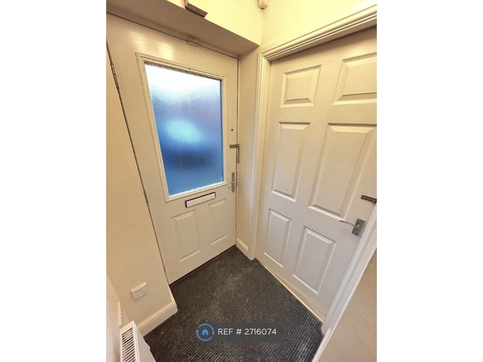 Property photo 2 of 32 Entrance Hall