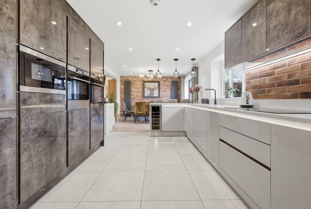 Property photo 3 of 22