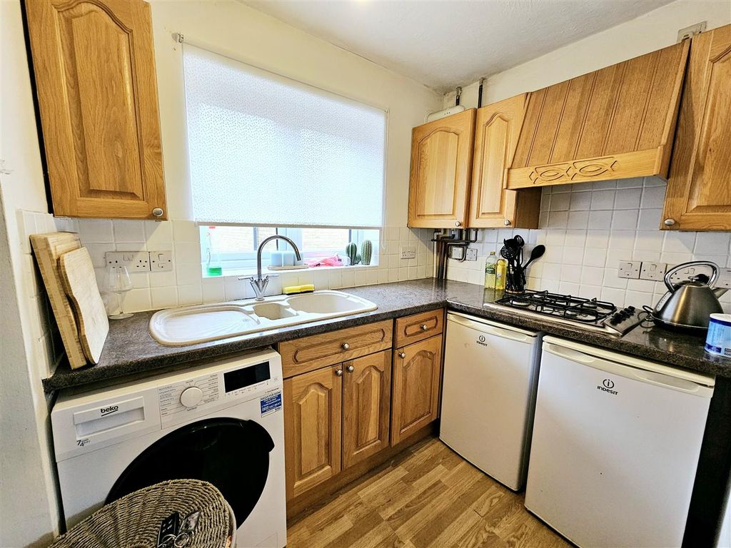 Property photo 3 of 8 Kitchen