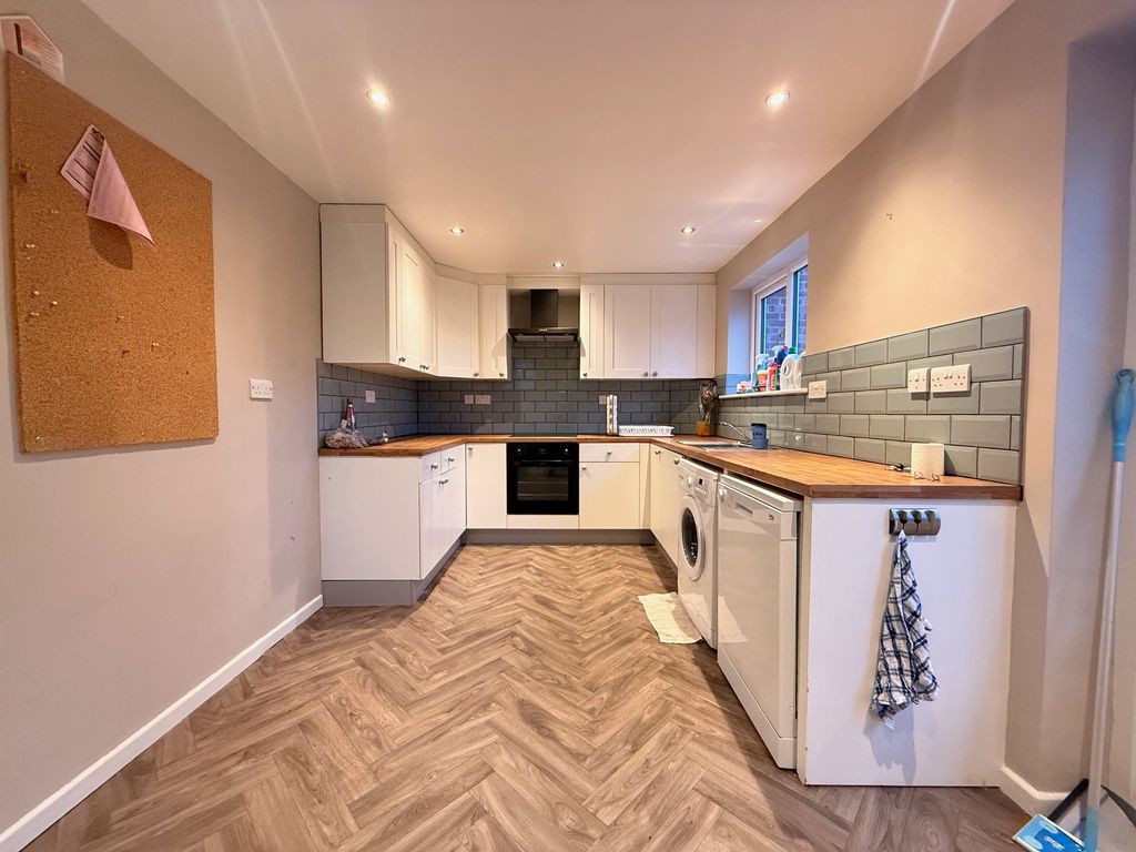 Property photo 3 of 9 Kitchen