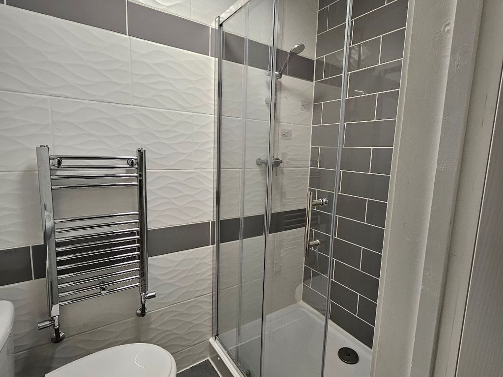 Property photo 2 of 7 En-Suite Shower Room