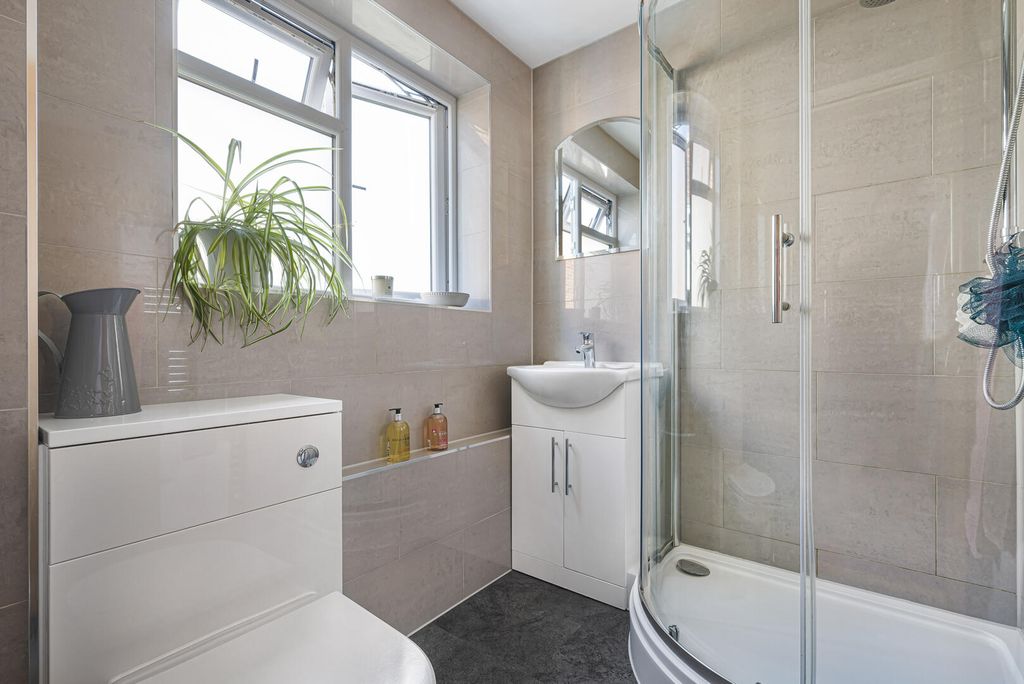 2 bed maisonette for saleGresham Close, Bexley DA5 photo 5