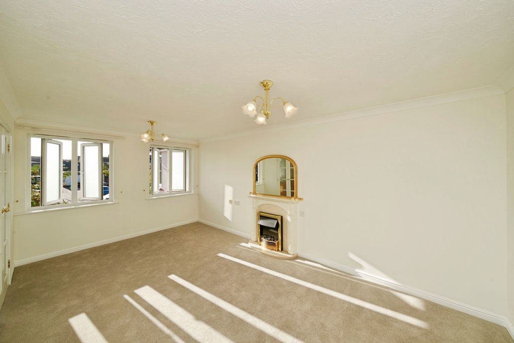 Property photo 1 of 10 Living Room