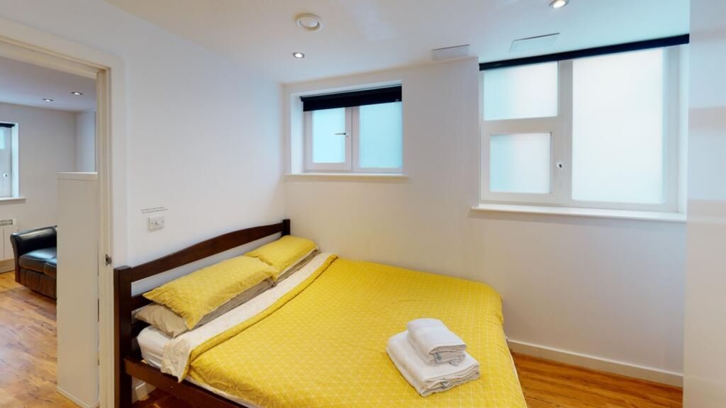 Property photo 2 of 5 A Bright And Inviting Double Bedroom With A Cozy A...