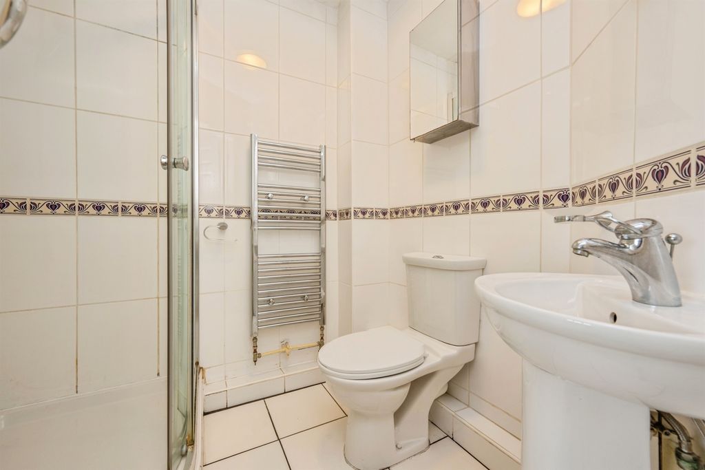 Property photo 2 of 14 En Suite: