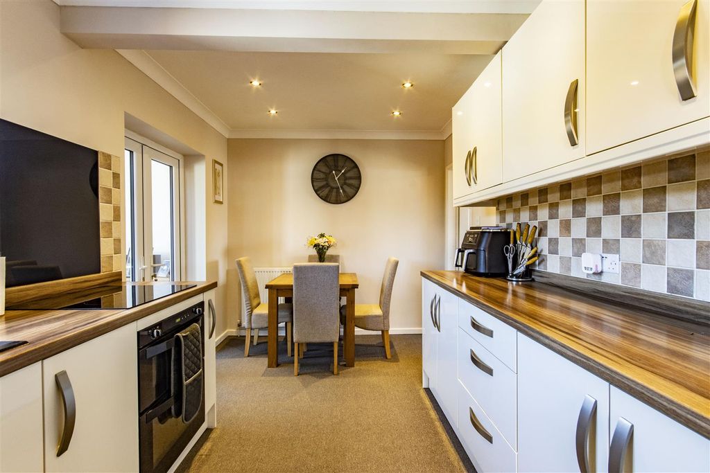 Property photo 3 of 15 Modern Kitchen/Diner