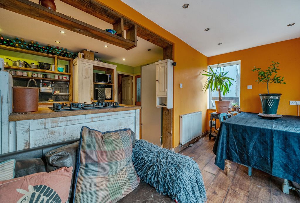 Property photo 2 of 18 1388316-14-694143...