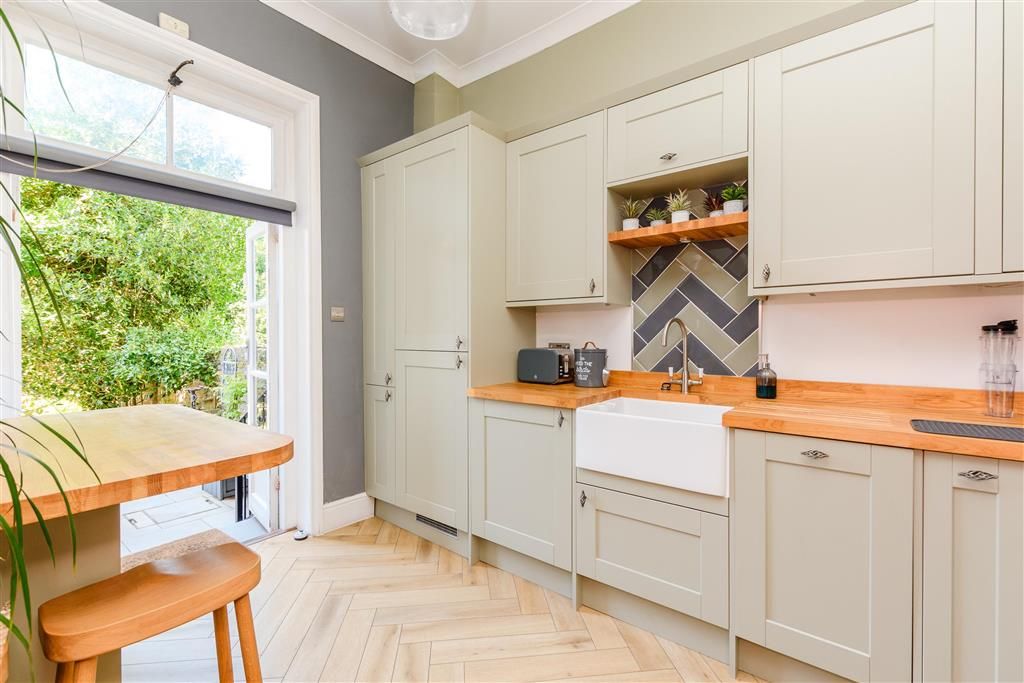 Property photo 3 of 10 Kitchen
