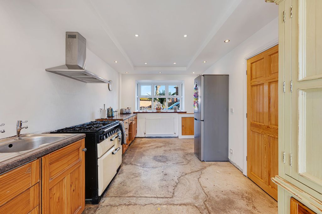 Property photo 3 of 25