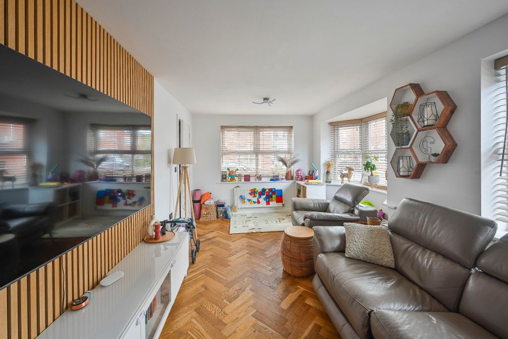 Property photo 3 of 18 Lounge