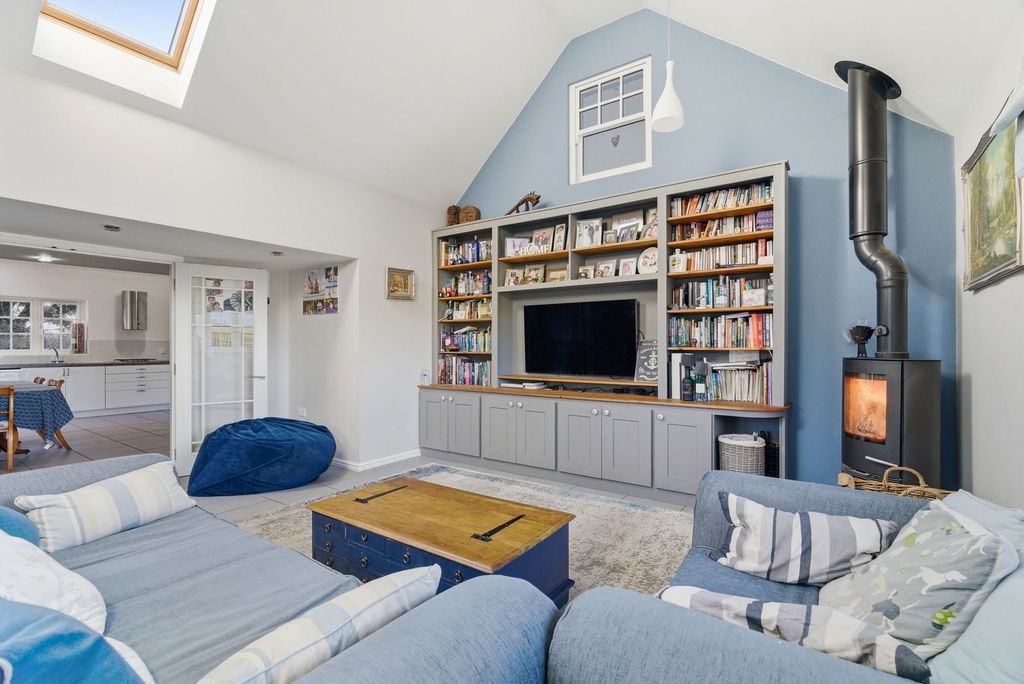 Property photo 2 of 25