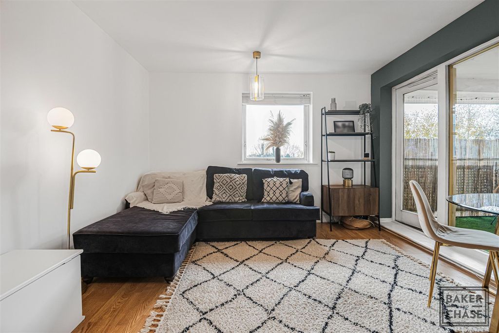 Property photo 3 of 20 Lounge