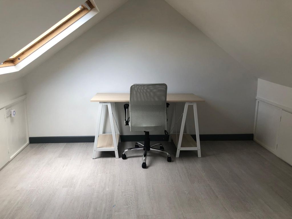 Property photo 2 of 16 15 Edgeware Road