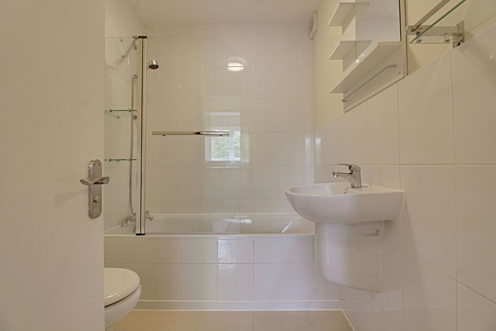 Property photo 3 of 9 Bath