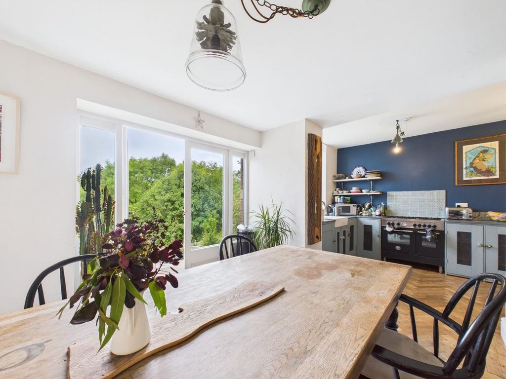 Property photo 3 of 41 Cam05513G0-Pr0037-Still005.Jpg