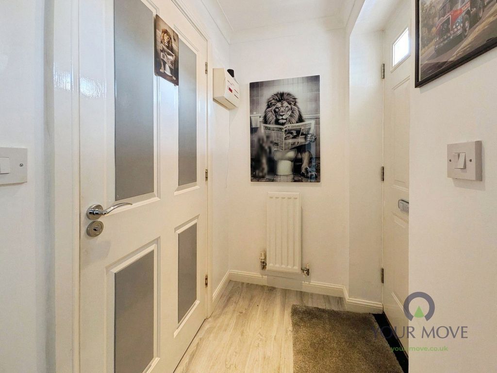 Property photo 3 of 11 Hallway