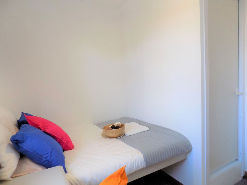 Property photo 3 of 10 Bright, Simply Furnished Single Bedroom With A Nea...