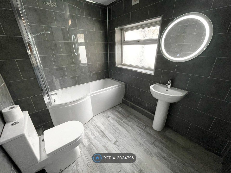 Property photo 2 of 9 Bathroom