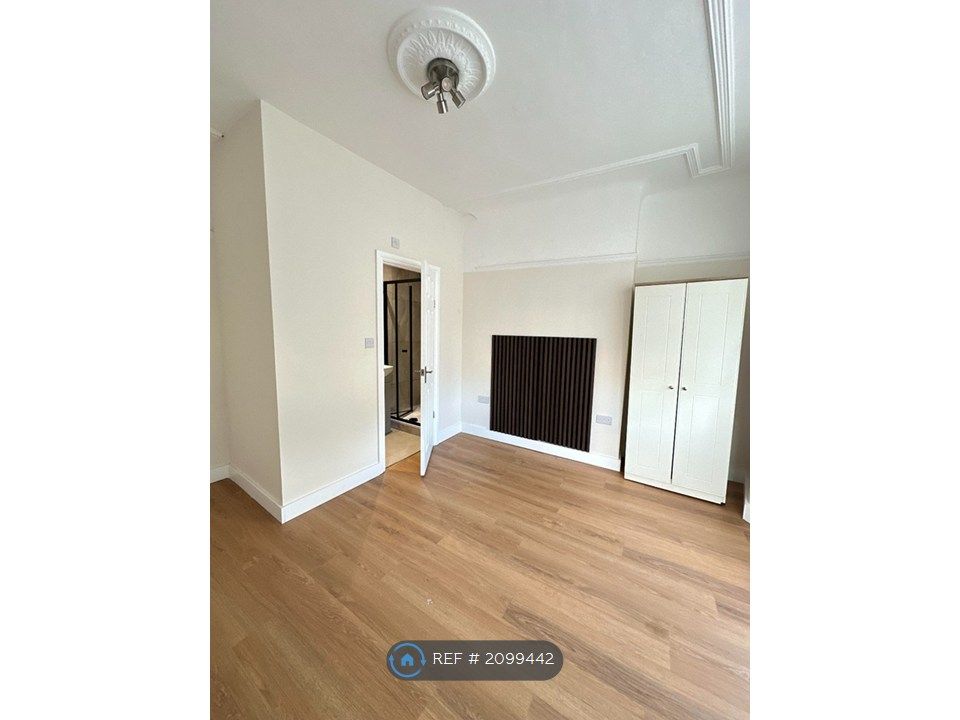 Property photo 1 of 6 Large Double Bedroom