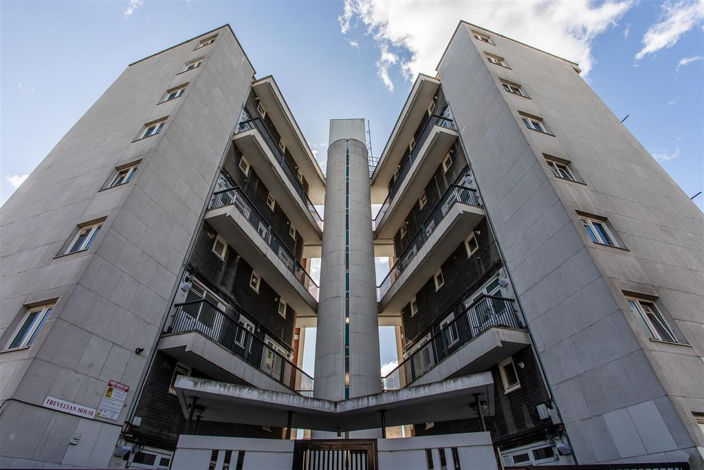 Property photo 3 of 18 Exterior