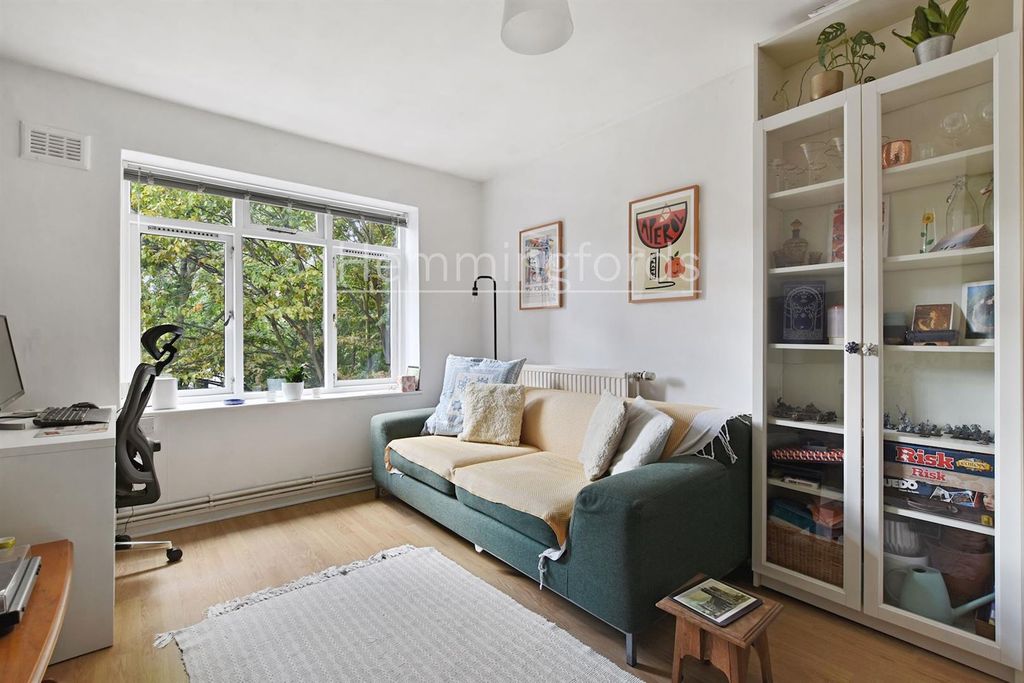 Property photo 3 of 15 10-935Fgchmf - 34 Cluse Court - Reception 2 -Origi