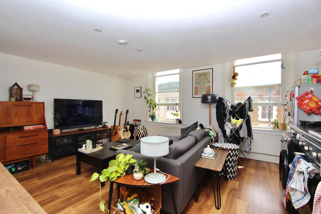 Property photo 1 of 12 Stoke Newington High Street, N16
