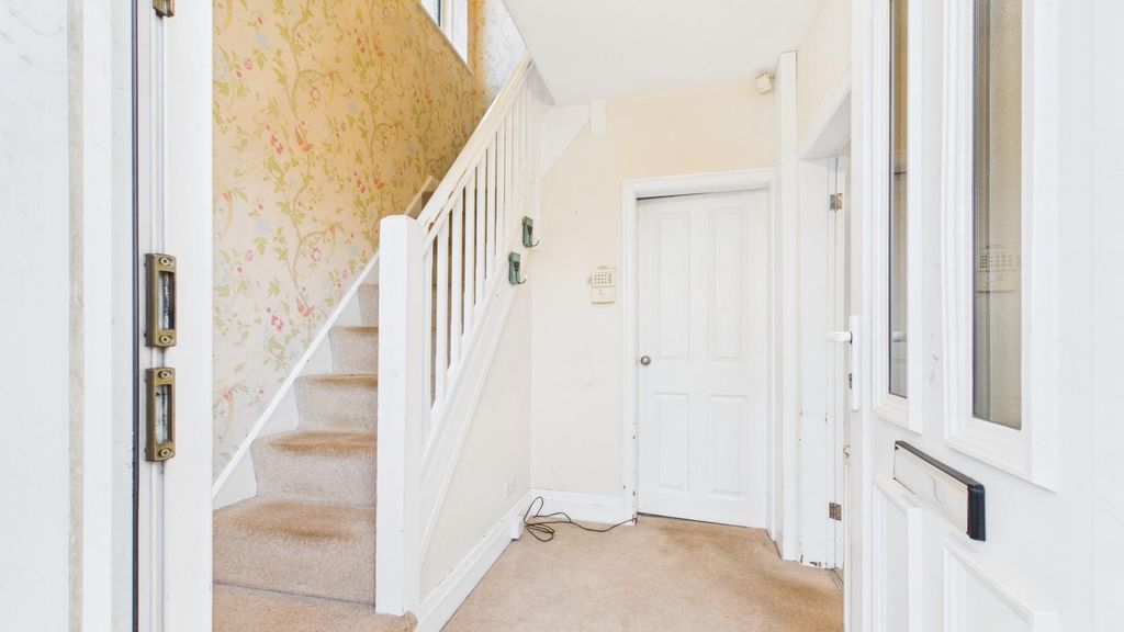Property photo 2 of 14 Entrance Hall