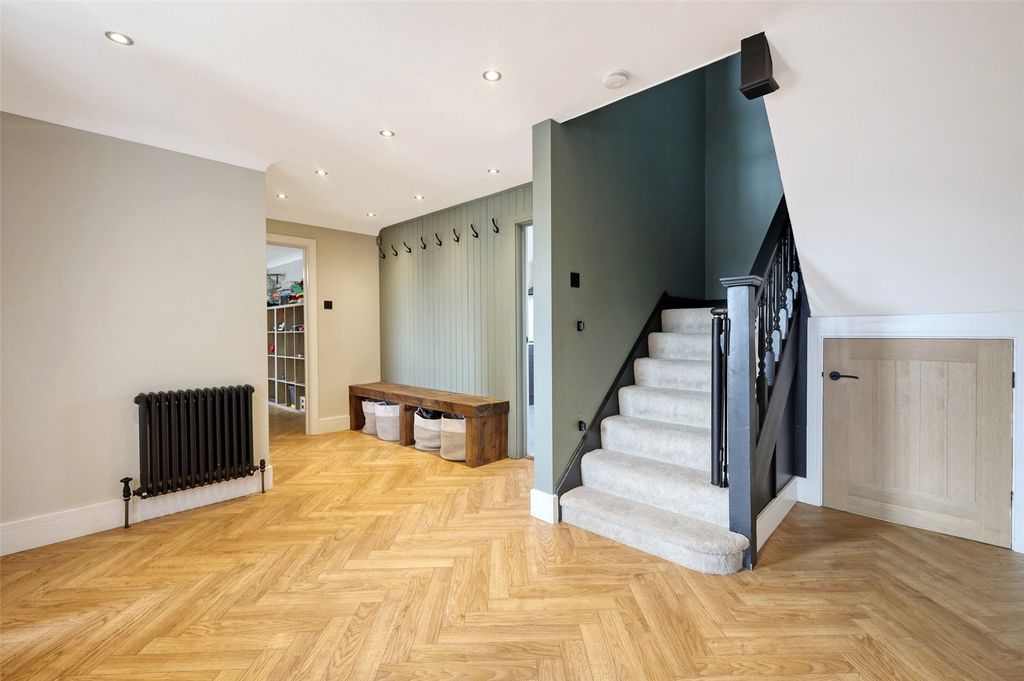 Property photo 2 of 27 Entrance Hall