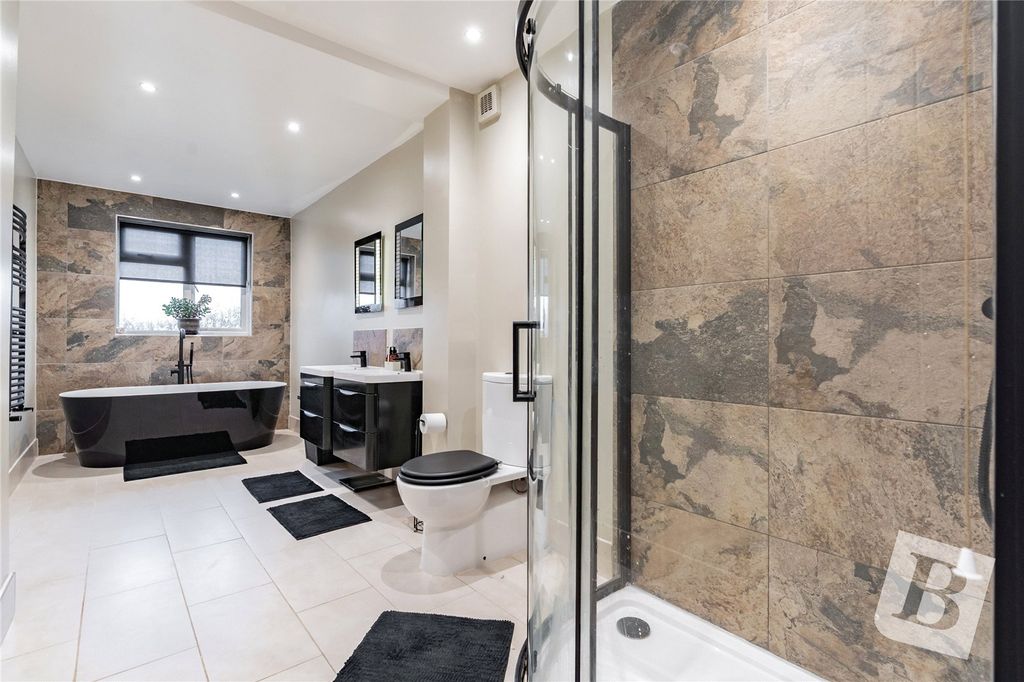 Property photo 3 of 18 Bathroom