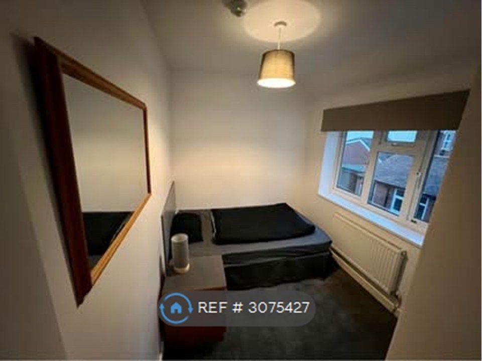 Property photo 1 of 8 Modern And Bright Sleeping Space