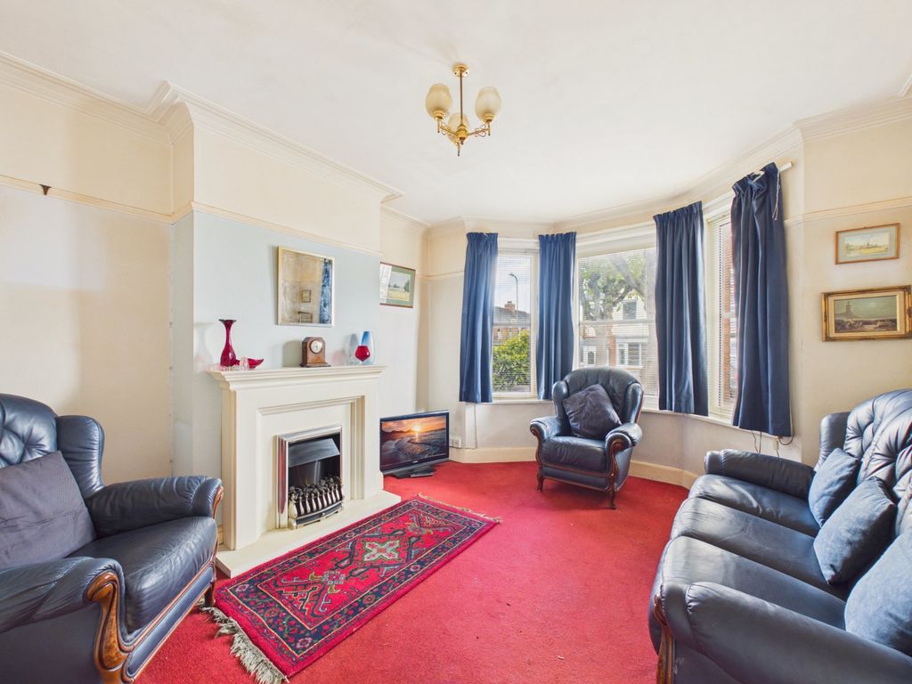 Property photo 3 of 10 Living Room